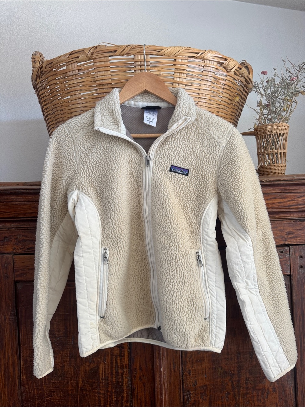 Patagonia women’s size small Cream and Beige Sherpa Fleece Jacket